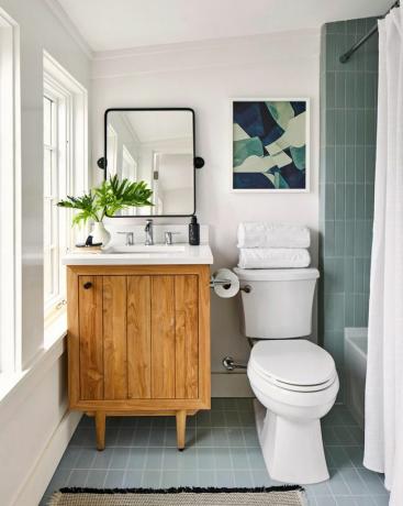 Real Simple Home Loft Kylpyhuone, valkoiset seinät ja puinen turhamaisuus